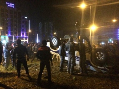 Під час протестів у Батумі спалили більше десяти автівок