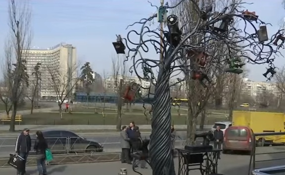 Триметрове залізне дерево зі швацькими машинками з'явилося в столиці
