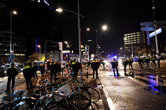 Як турки в Нідерландах з поліцією билися. Фотогалерея
