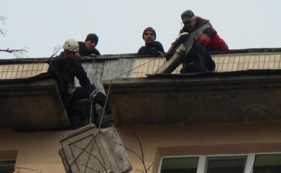 У Святошинському районі рятувальники зняли з даху будинку небезпечну плиту (фото)