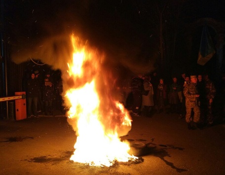 У Вінниці влаштували пікет на підтримку «блокади Донбасу»: під СБУ запалили шини