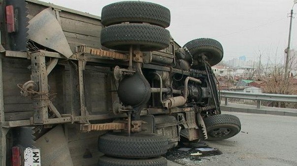 У Києві сталася смертельна ДТП: на мосту перекинулась вантажівка