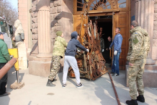«Залізний трон сходу»: у Запоріжжі відкрилася виставка з «експонатом» «Гри престолів»
