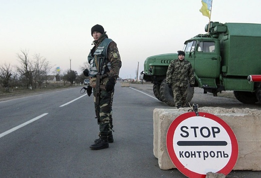 Україна припиняє переміщення вантажів через лінію зіткнення