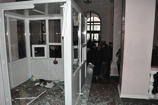Активісти розтрощили пост охоронця у Хмельницькій обладміністрації 