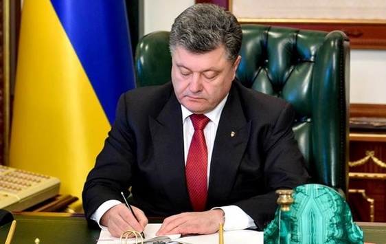 Порошенко підписав рішення про припинення переміщення вантажів на Донбасі