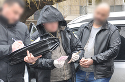 Чернівецького чиновника спіймали на хабарі у майже чверть мільйона гривень 