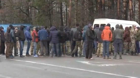 Блокування траси Київ - Варшава: учасники акції очікують суду над затриманим копачем бурштину