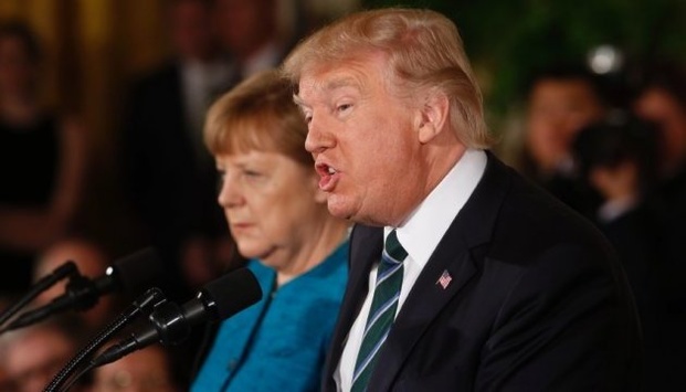 У Трампа пояснили, чому він не потиснув руку Меркель