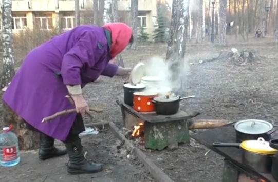 Переселенці в київському санаторії готують їжу на багатті