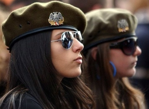 Ніжність та зброя. Як виглядають найкрасивіші жінки сербської армії