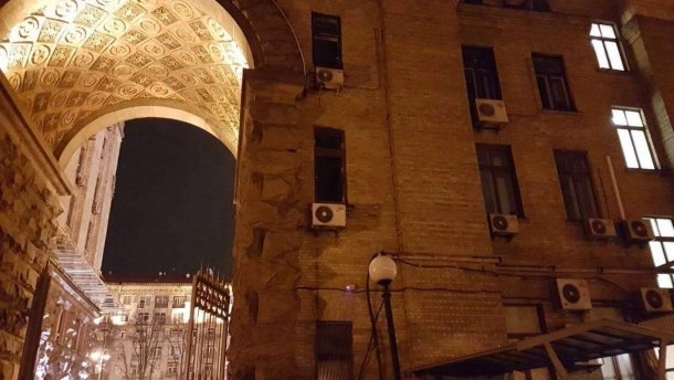 В Києві поліція шукає сліди обстрілу будівлі КМДА