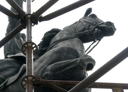 Вандали видпиляли ногу коня у пам'ятника Щорсу в столиці