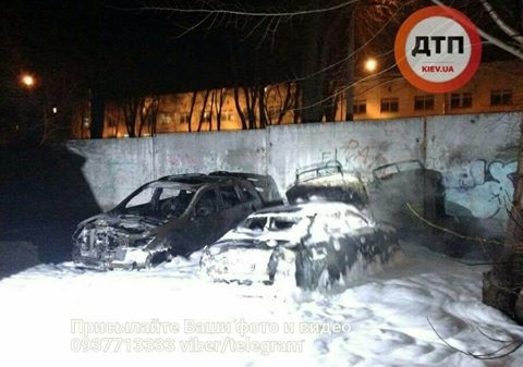Вночі у Києві спалили два автомобілі