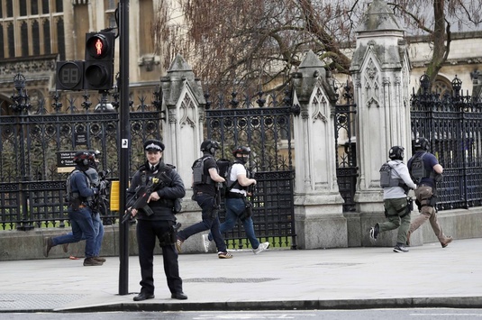 Теракт у Лондоні: поліція застрелила нападника біля парламенту 