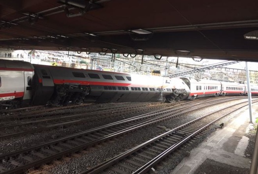 У Швейцарії пасажирський потяг зійшов з рейок 