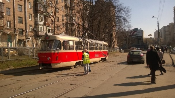 На Лук'янівці в трамвая під час руху відлетіли «роги»