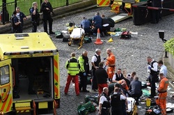 Робота поліції та медиків на місці теракту в Лондоні