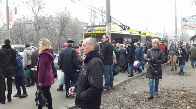 У Києві в годину пік пасажири залишили тролейбус без вікон