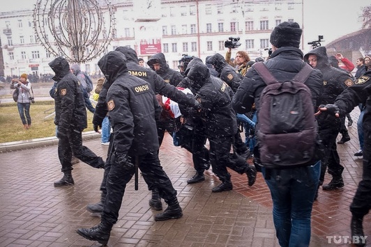 У Білорусі відпустили 57 затриманих раніше журналістів та правозахисників