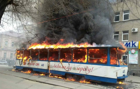 Наче смолоскип: у Запоріжжі загорівся трамвай з пасажирами (оновлено)
