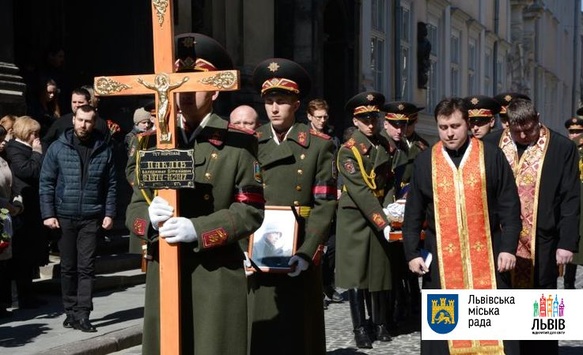 У Львові поховали бійця АТО, який з-за кордону повернувся боронити Україну