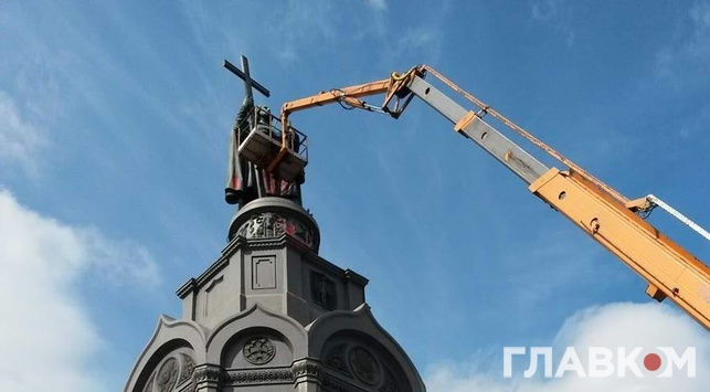 Як столичні комунальники відмивають від фарби пам'ятник Володимиру Великому (фото)