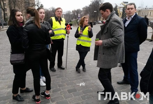 У Києві на вулиці Інститутській експерти проводять слідчі дії