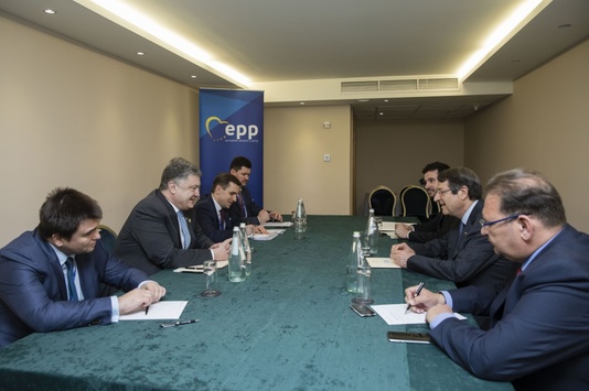 Порошенко обговорив з президентом Кіпру санкції проти Росії