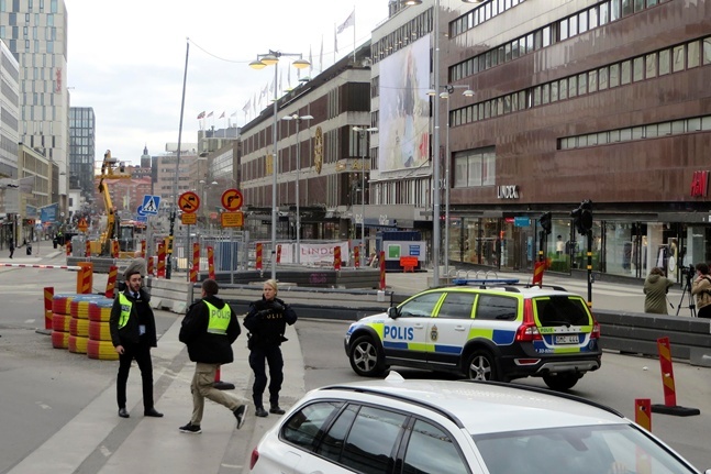 У столиці Швеції закрили метро, глава уряду назвав наїзд вантажівки на натовп терактом