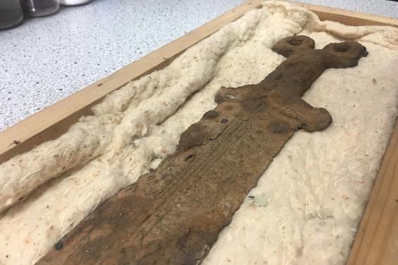 Унікальний скіфський меч, знайдений на Донеччині, передали на реставрацію