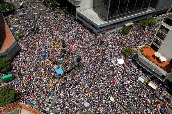У Венесуелі багатотисячні протести переросли в бійки з поліцією