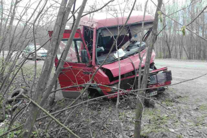 На Хмельниччині позашляховик врізався в мікроавтобус: постраждали 15 людей