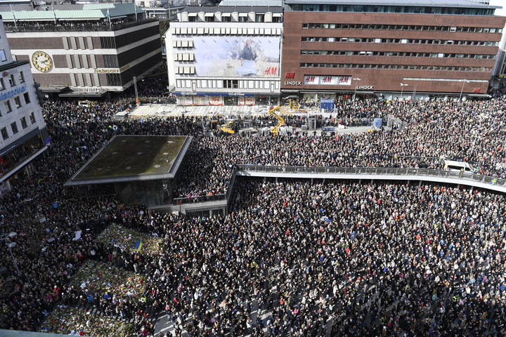 Теракт у Стокгольмі: тисячі людей вшанували пам’ять загиблих