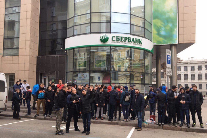 Активісти замурували піноблоками відділення Сбербанку в Харкові