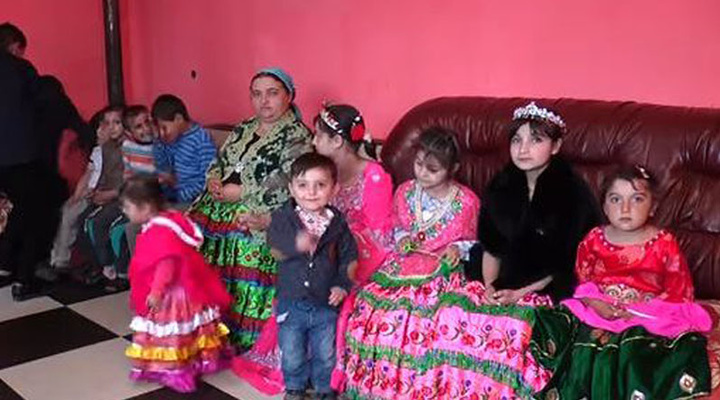 На Закарпатті роми одружують 10-річних дітей, які не вміють читати та писати