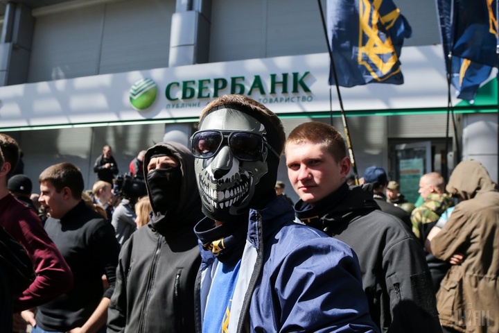 У Києві активісти взяли в облогу будівлю Сбербанку