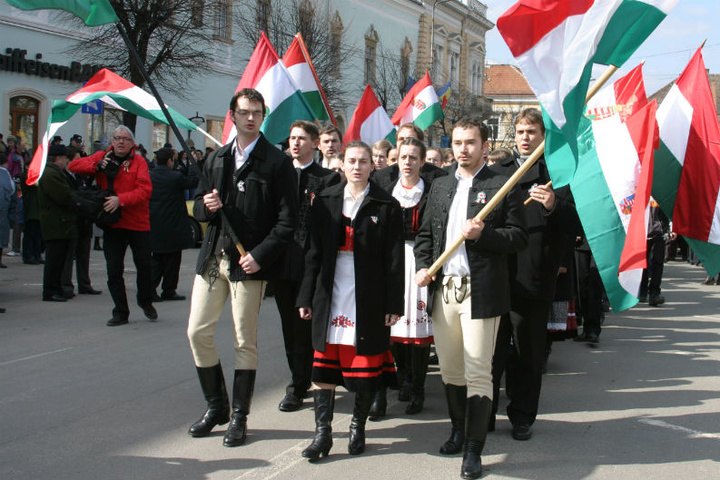 Угорщина знову наполягає на подвійному громадянстві для угорців України