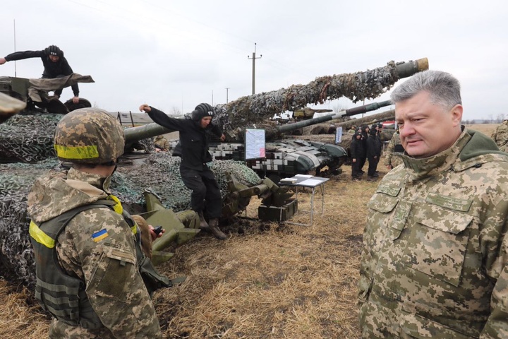 Українські військові з передової отримуватимуть додатково 7,5 тисячі гривень – Порошенко