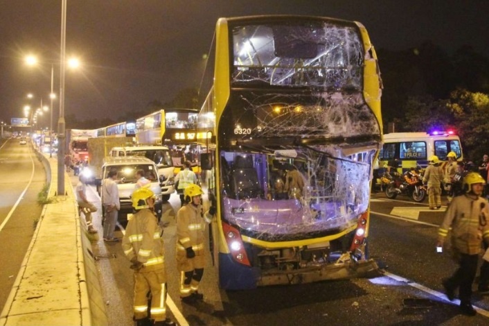 Аварія пасажирських автобусів у Гонконгу: 70 поранених