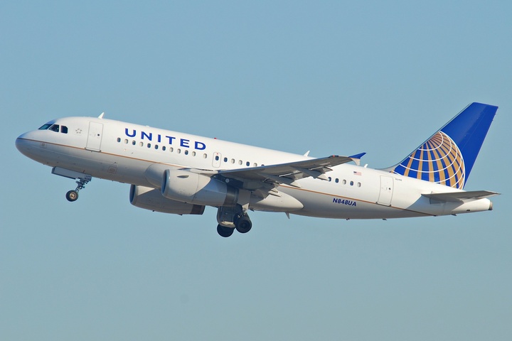 United Airlines після скандалу змінила правила зняття пасажирів з рейсу