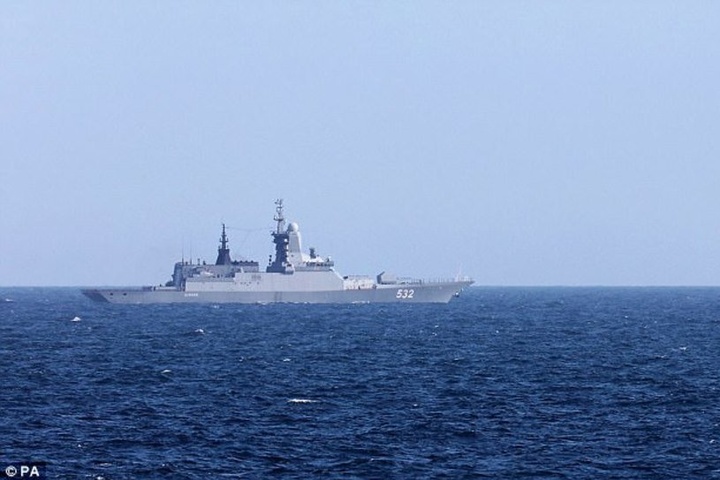 Два російських військових корабля при перетині Ла-Маншу супроводжували британські фрегати