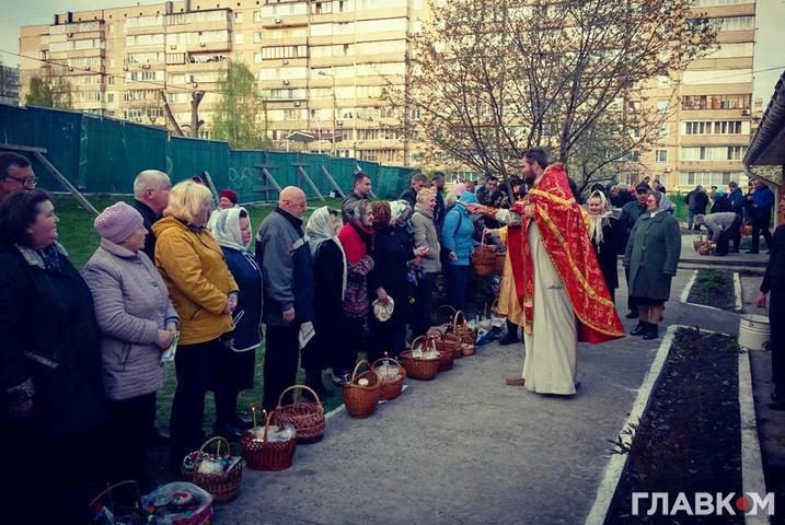 Віряни у Києві окрім пасок освятили вино, ковбасу і навіть пачку солі