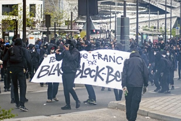 У Франції акція протесту проти «подруги Путіна» Ле Пен закінчилася сутичками