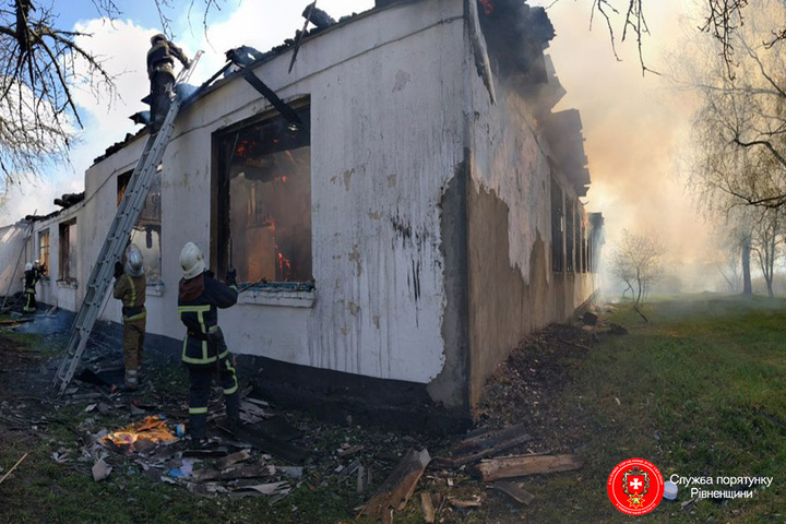 На Рівненщині згоріла одноповерхова школа