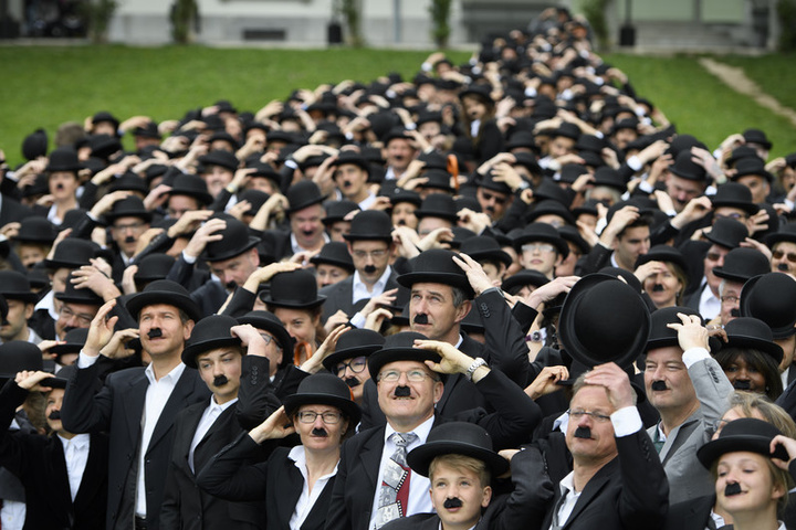 У Швейцарії сотні людей приміряли на себе образ Чарлі Чапліна 