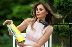Як Меланія Трамп у елегантній сукні тілесного кольору читала дітям казку