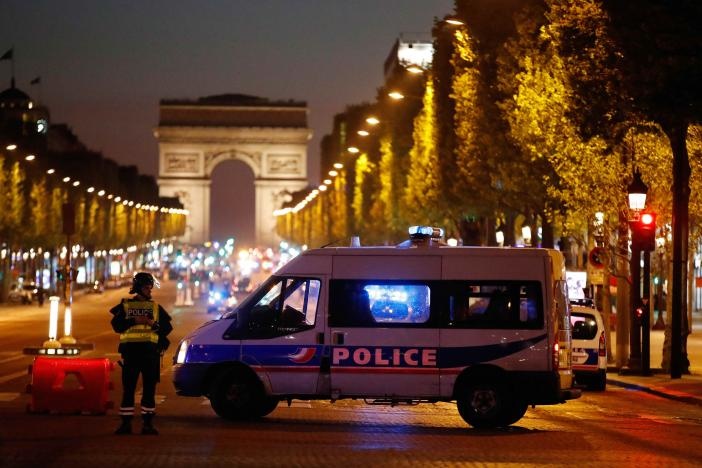 Стрілянина у центрі Парижа: загинув поліцейський