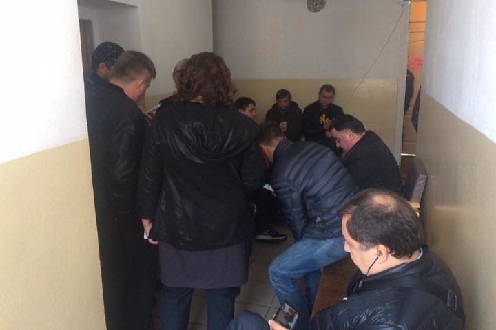 Аншлаг у Солом’янському суді: депутати вимушені дивитись трансляцію під дверима (фотофакт)