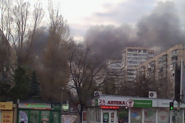 В Одесі горить ринок. На місці працюють близько десятка пожежних розрахунків
